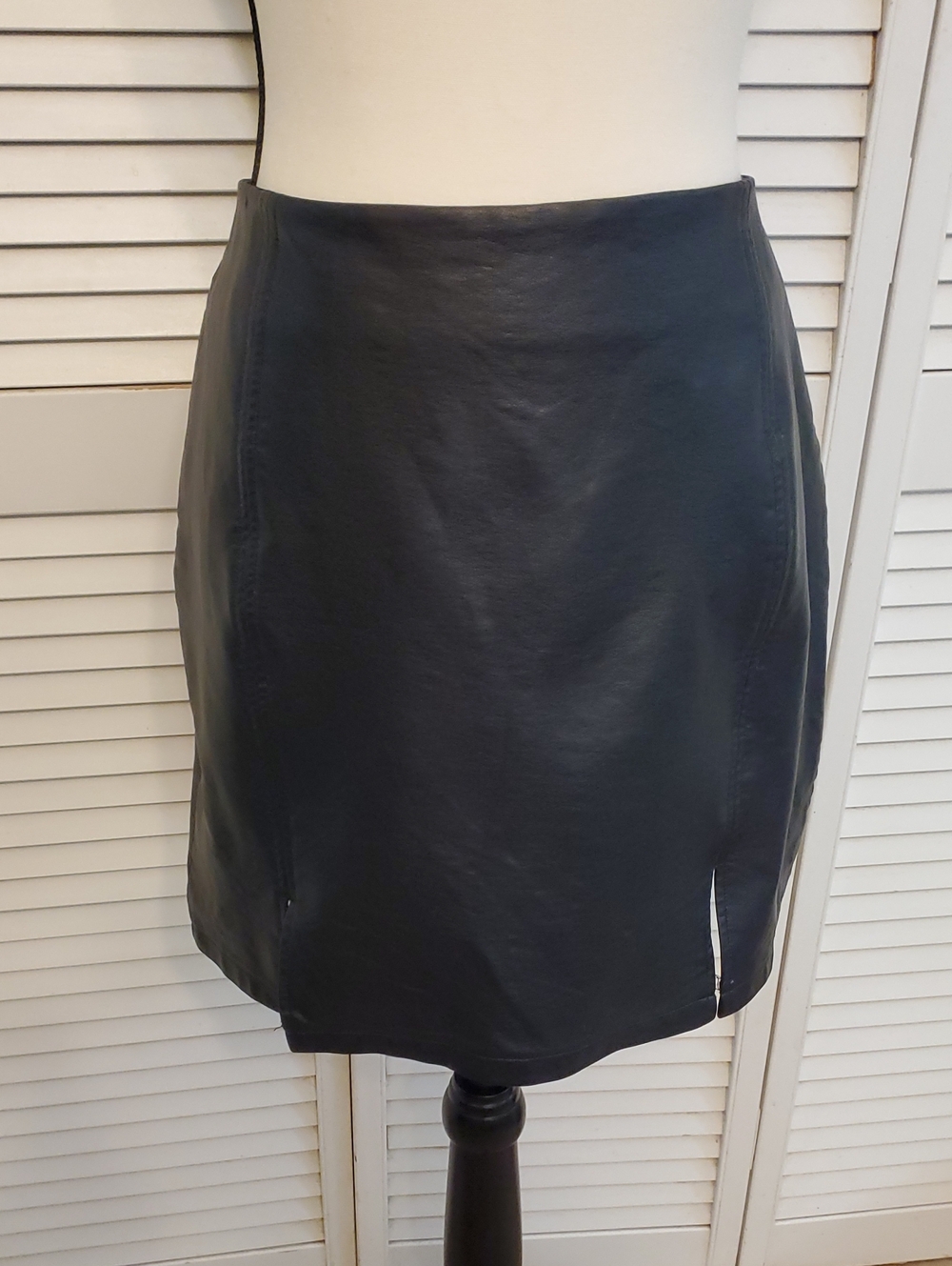 MANGOPOP Faux Leather Black Mini Skirt with Front Slits, Size XL